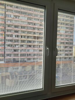 Žalúzie v skle realizácia do bytu